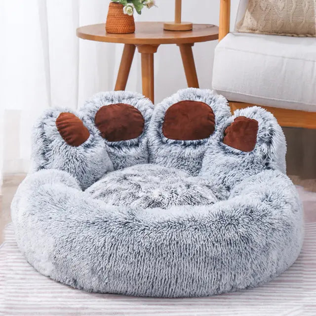 Cama de casa con forma de pata de oso para mascotas