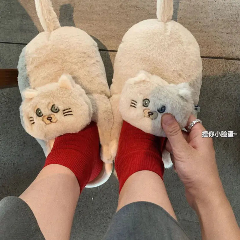 Pantuflas de gato con abrazo de peluche