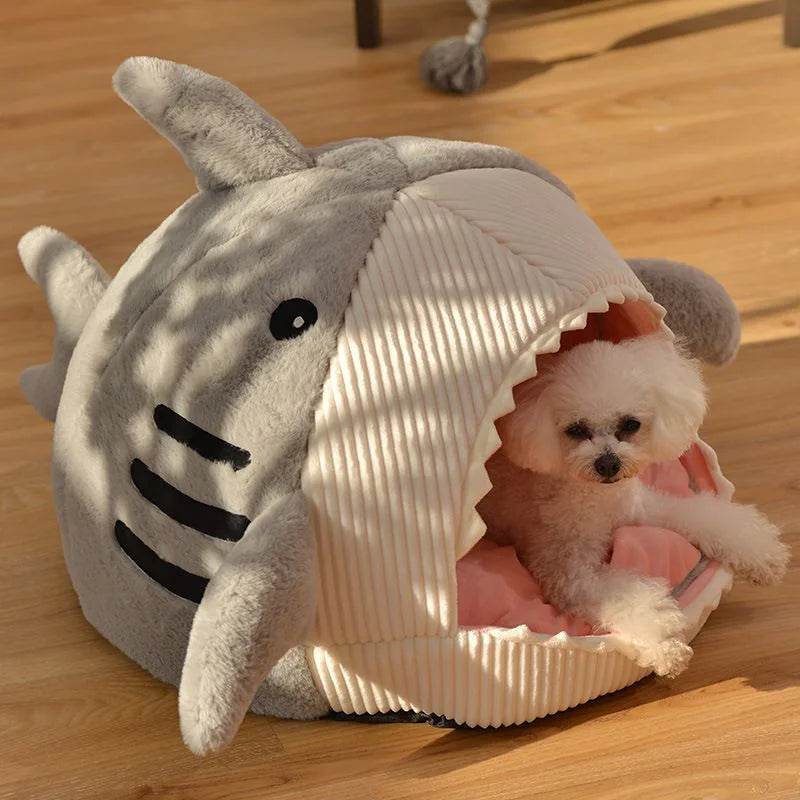 Le lit pour animal de compagnie requin